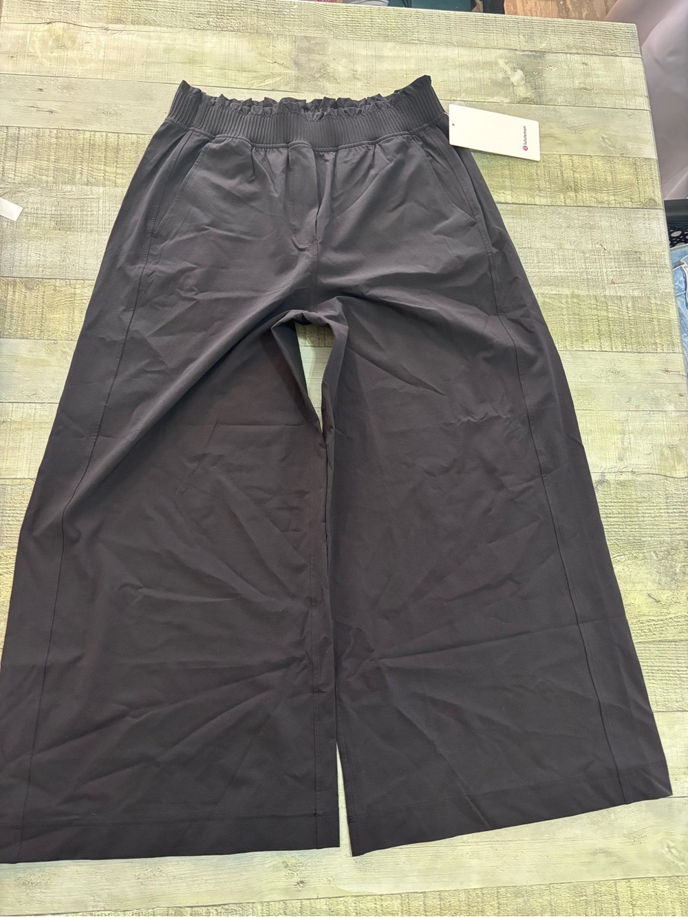 Lululemon Stretch Woven Ruffle Waist Wide-Leg Crop (set of 2) - Picture 7 of 14